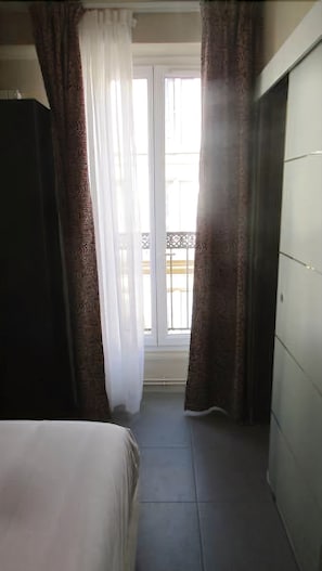 Free WiFi, bed sheets - Hotel de France (Paris)