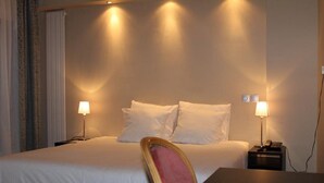 WiFi (free), bed sheets - Hotel de France (Paris)