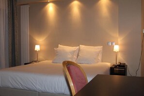 Free WiFi, bed sheets - Hotel de France (Paris)