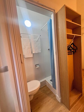 Bathroom - Hotel de France (Paris)