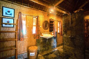 Regadera, amenidades de baño gratuitas, pantuflas, bidet 