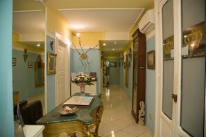 Interior entrance - B&B Art Suite Santa Brigida (Naples)