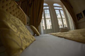 Premium bedding, minibar, in-room safe, desk - B&B Art Suite Santa Brigida (Naples)