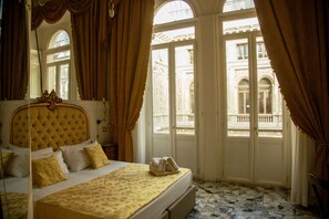 Premium bedding, minibar, in-room safe, desk - B&B Art Suite Santa Brigida (Naples)