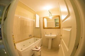 Free toiletries, hair dryer, bidet, towels - B&B Art Suite Santa Brigida (Naples)