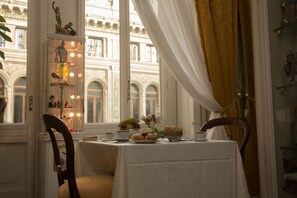 Breakfast buffet - B&B Art Suite Santa Brigida (Naples)