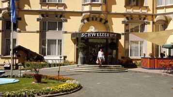 Pintu masuk properti