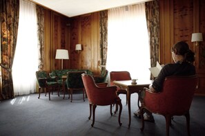 Lobby sitting area - Schweizerhof (VULPERA)