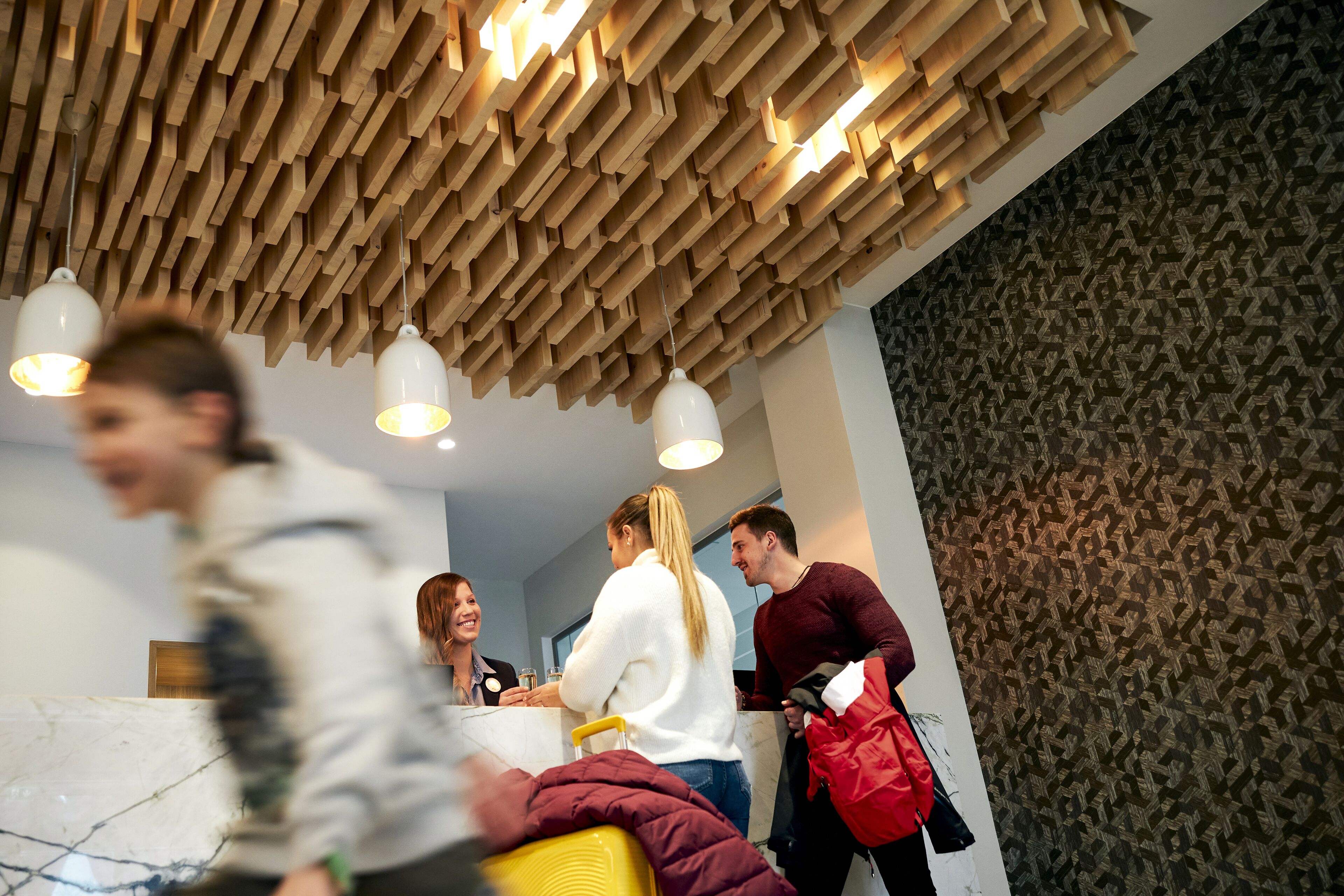 Ein modernes Interieur mit Holzboden und Pendelleuchten.