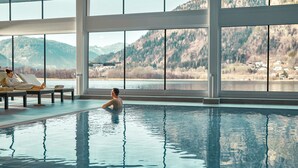 A large indoor swimming pool with clear views of mountains and a lake. - ROBINSON LANDSKRON (Villach)