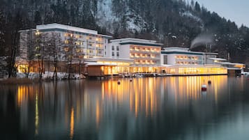 Vista frontal de la propiedad por la tarde o noche