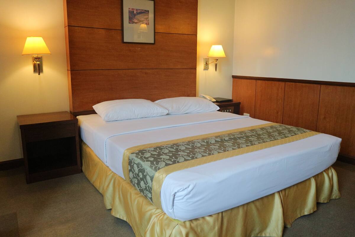 Desk, rollaway beds, free WiFi