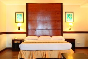 Desk, rollaway beds, free WiFi