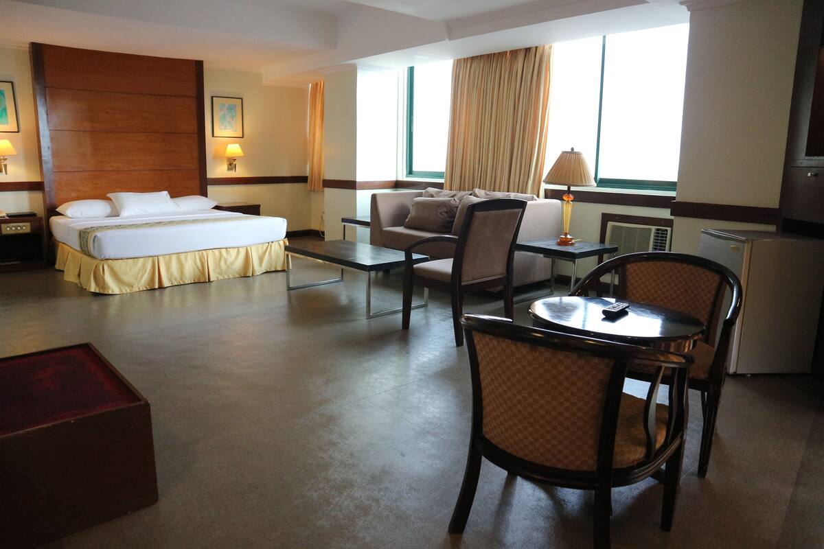 Desk, rollaway beds, free WiFi