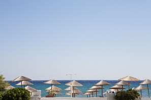 On the beach, sun loungers, beach umbrellas, beach towels - Sovereign Beach Hotel - All Inclusive (Kos)