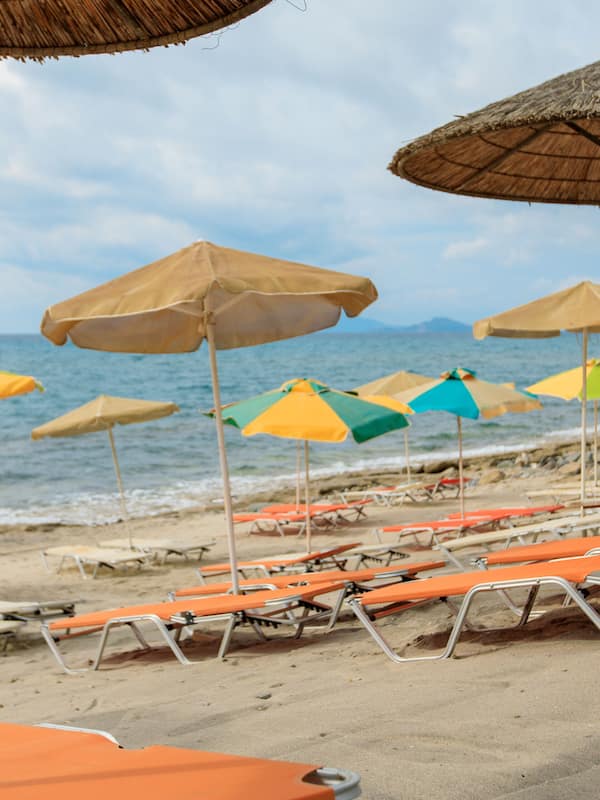 En la playa, camastros, sombrillas y toallas de playa