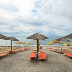 En la playa, camastros, sombrillas y toallas de playa