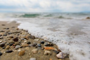 位於海灘上、躺椅、遮陽傘、海灘浴巾