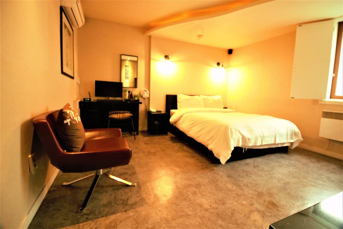 Standard Double Room | Desk, soundproofing, WiFi (free)