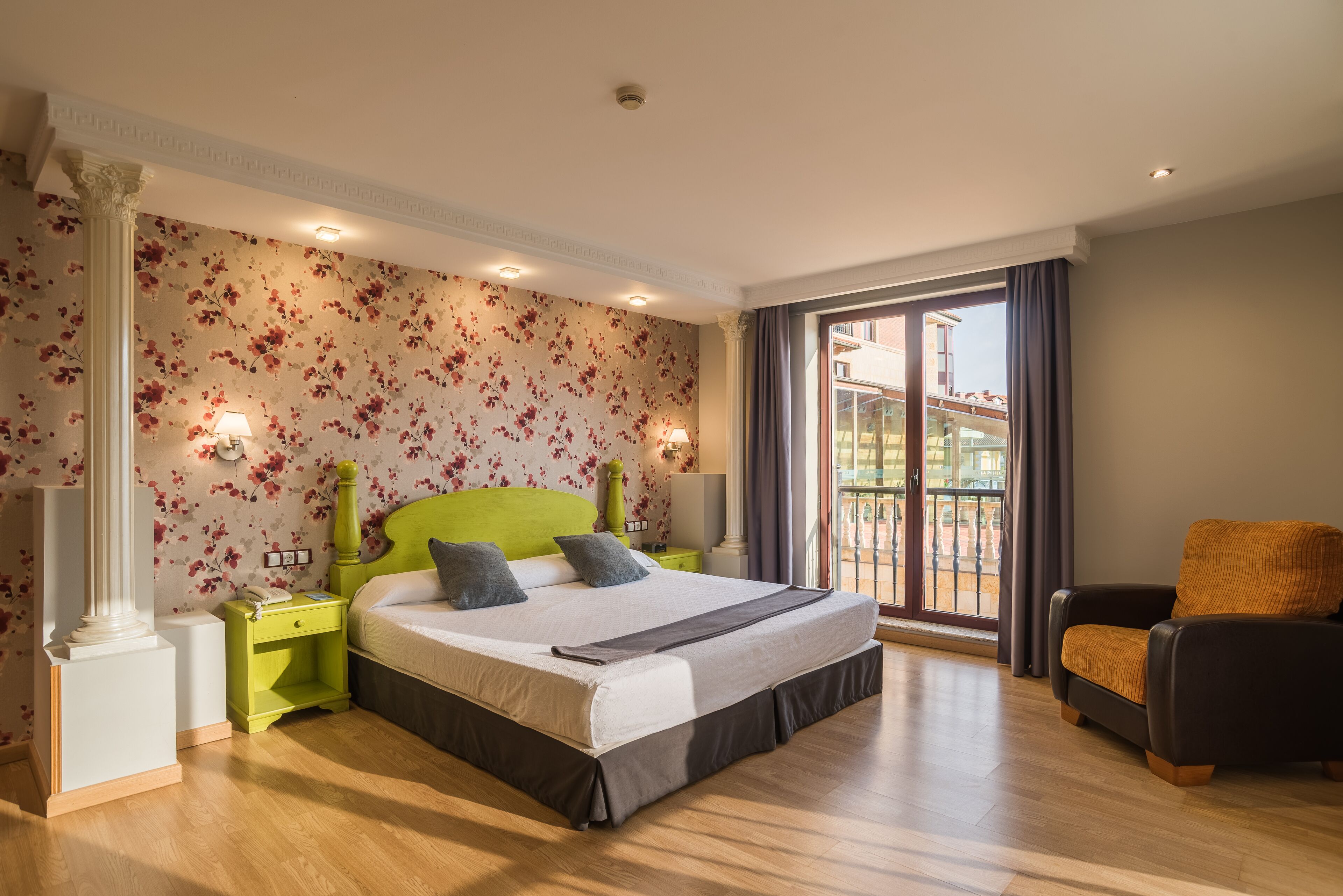 in-room safe, desk, laptop workspace, blackout curtains