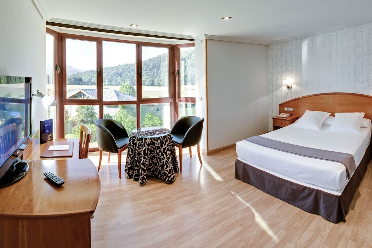 in-room safe, desk, laptop workspace, blackout curtains