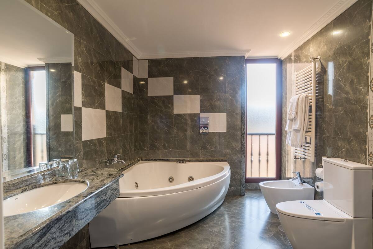 in-room safe, desk, laptop workspace, blackout curtains