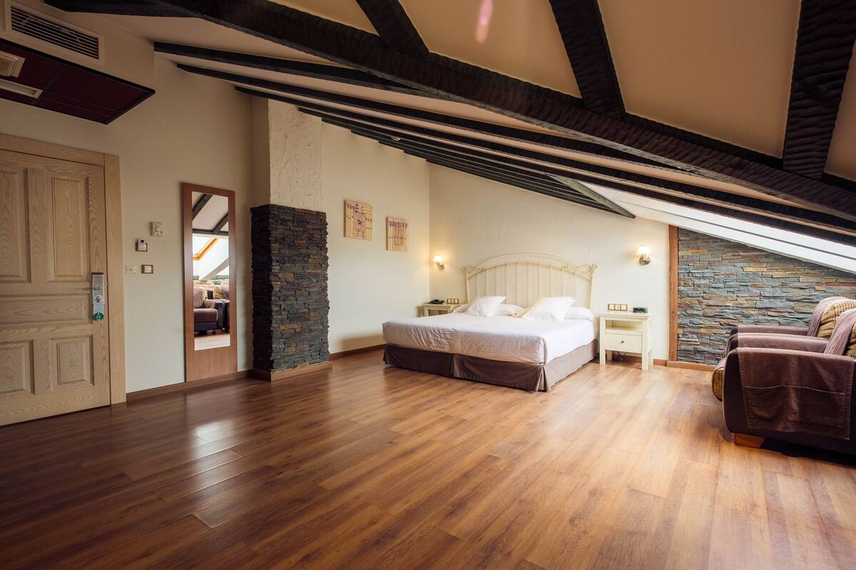 in-room safe, desk, laptop workspace, blackout curtains