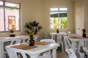 朝食 (ビュッフェ)、毎日提供 (無料)