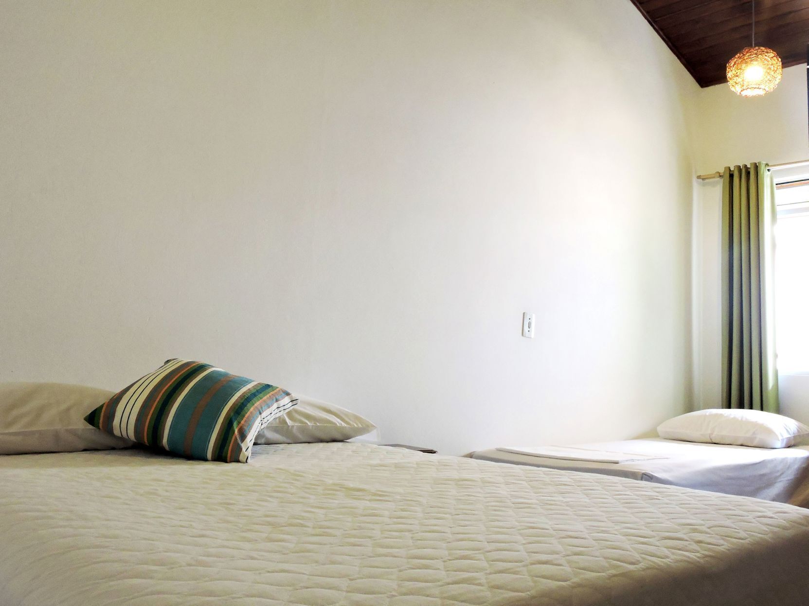 Cortinas blackout, tabla de planchar con plancha y wifi gratis 