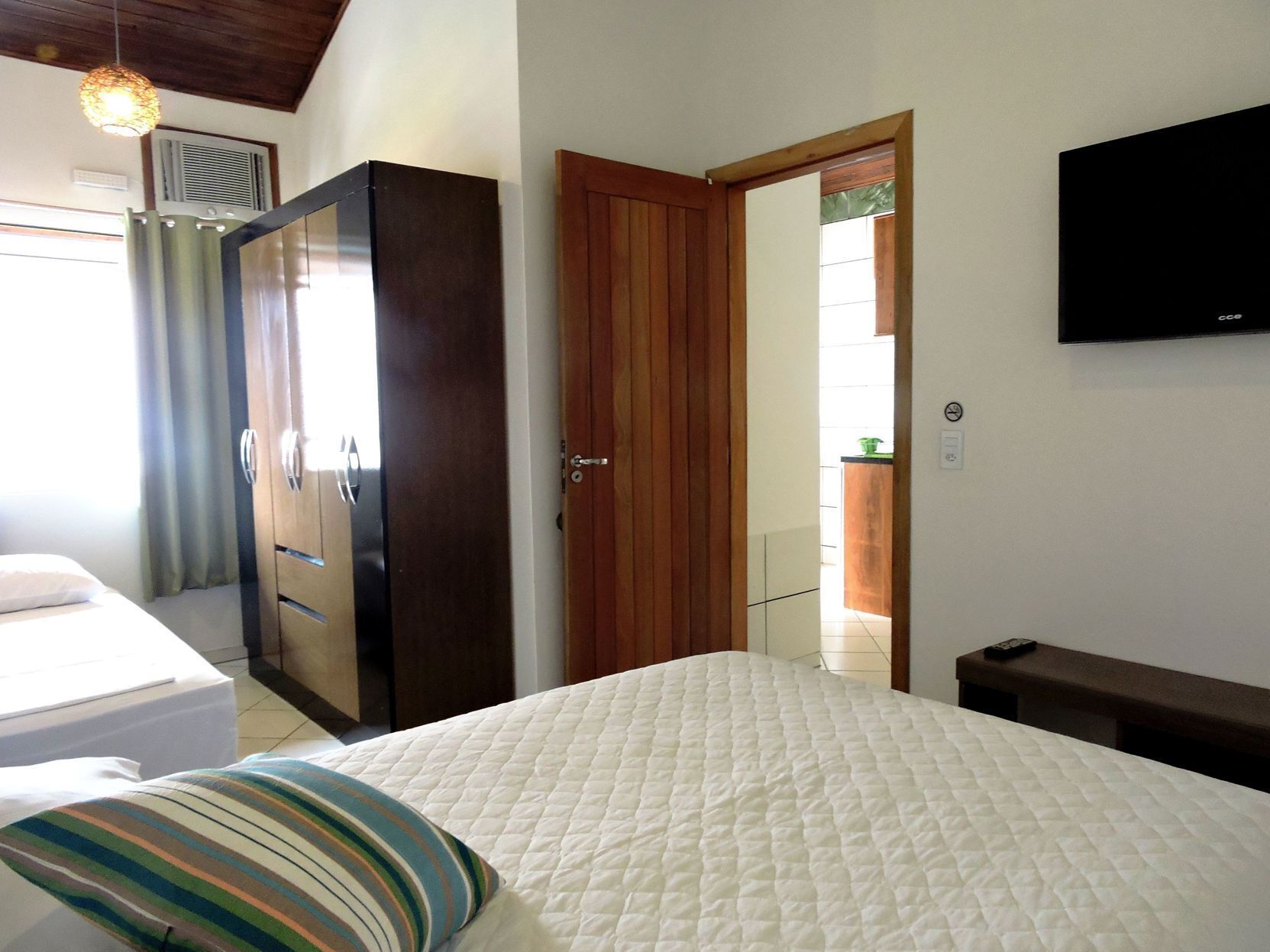 Cortinas blackout, tabla de planchar con plancha y wifi gratis 