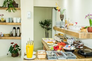 包含每日自助早餐