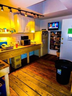 Full-size fridge, microwave, stovetop, coffee/tea maker