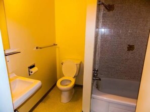 Combined shower/tub, towels