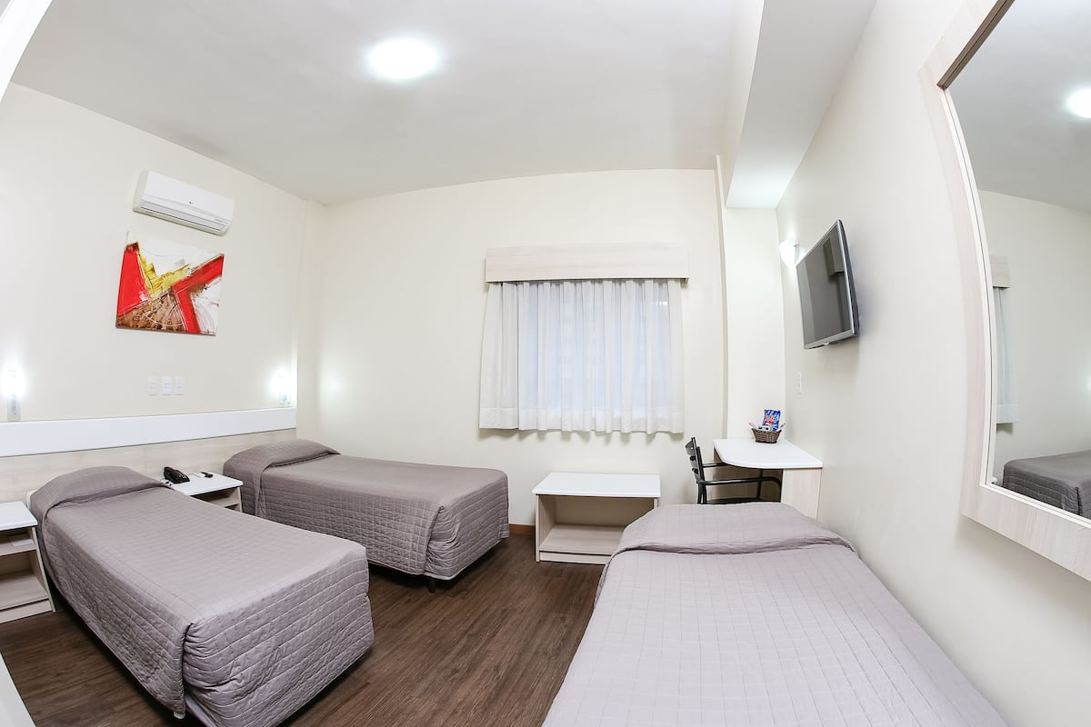 Standard Triple Room, 3 Katil Bujang (Single) | Bar mini, peti besi dalam bilik, meja, Wi-fi percuma