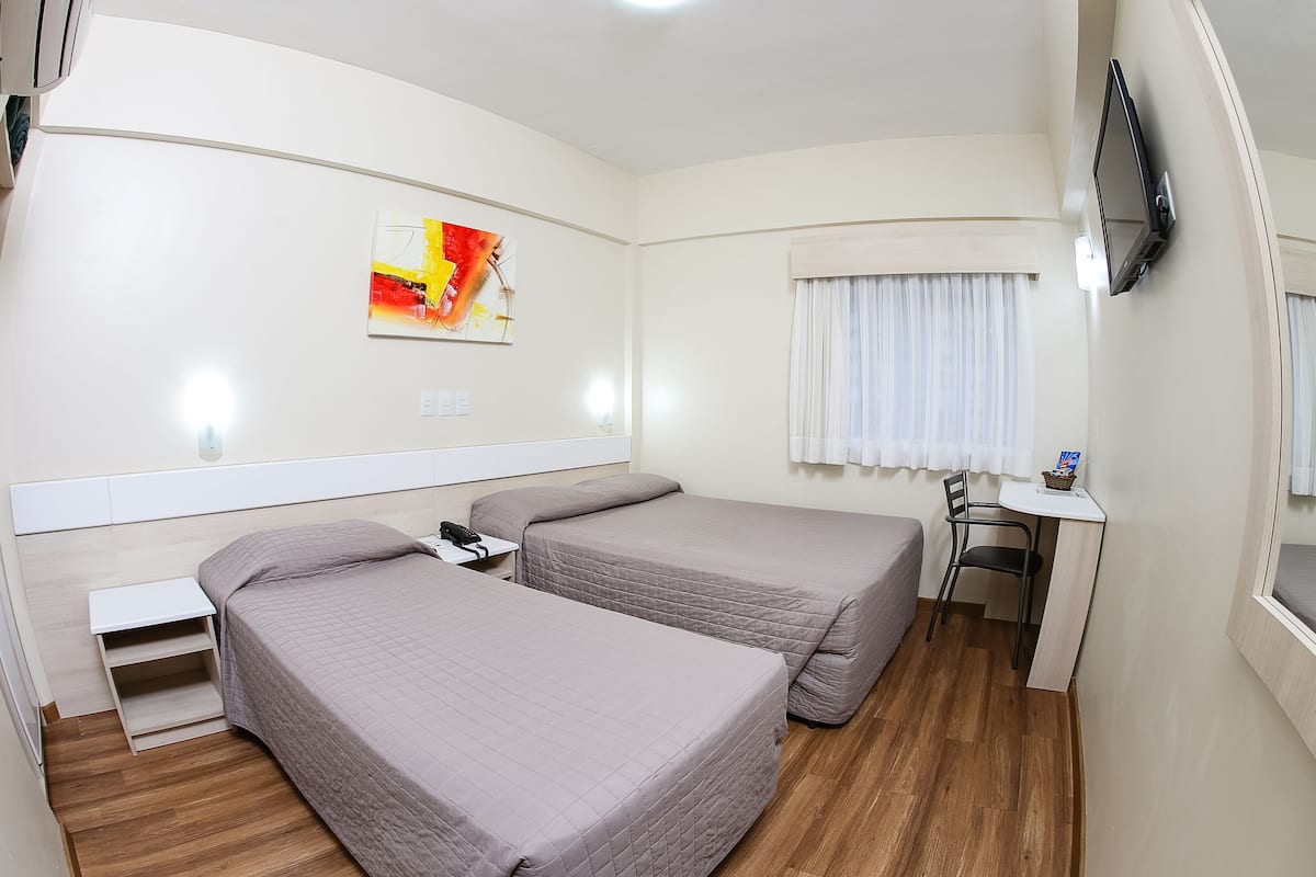 Family Triple Room | Bar mini, peti besi dalam bilik, meja, Wi-fi percuma