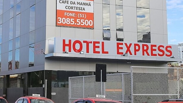 A Hotel Express building with a prominent sign advertising a promotional value. - Hotel Express Rodoviária (Porto Alegre)