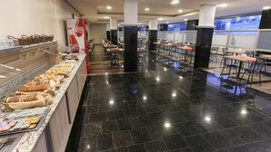 A buffet area with various food items and a Coca-Cola refrigerator. - Hotel Express Rodoviária (Porto Alegre)