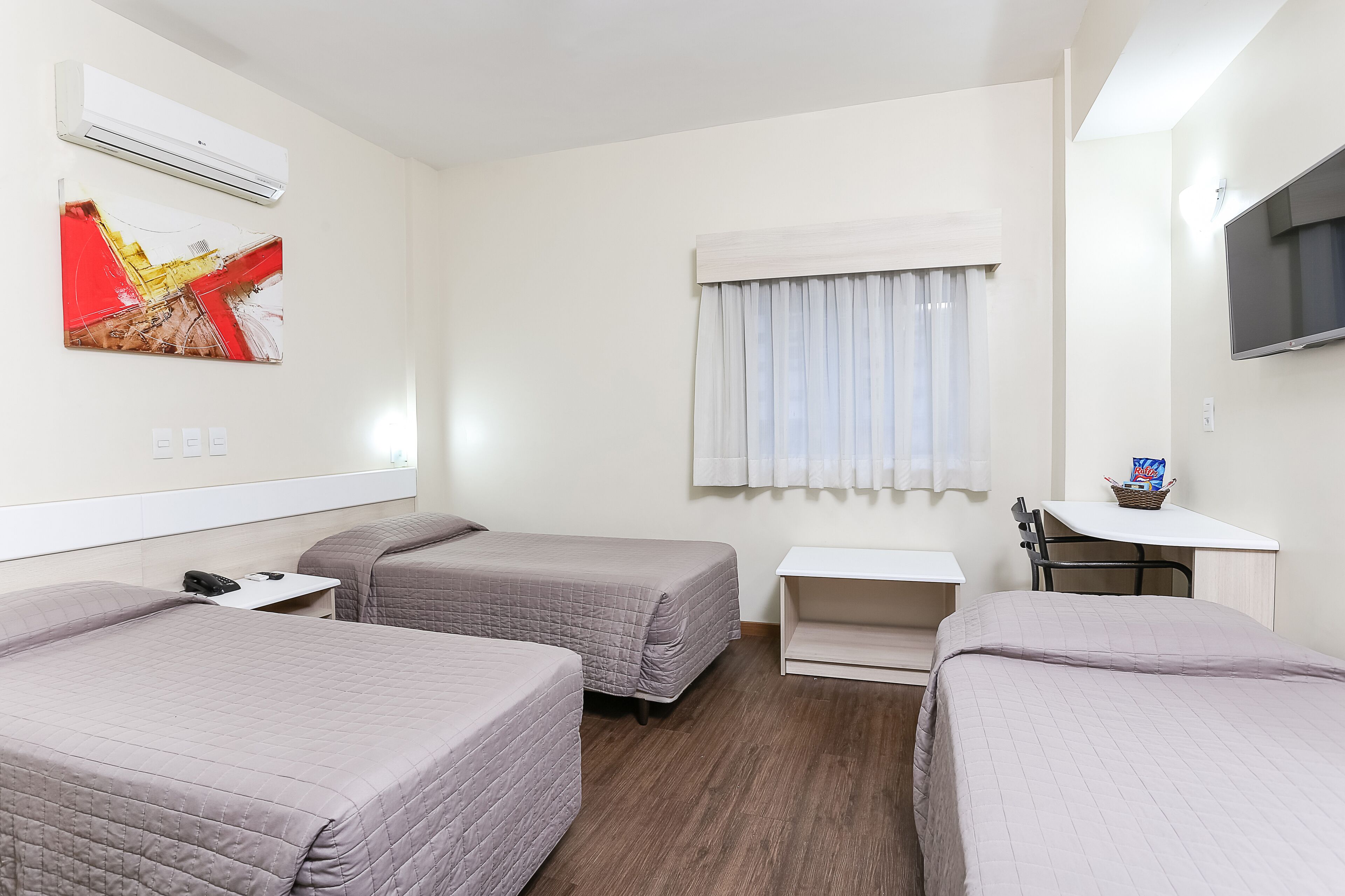standard triple room, 3 single beds | minibar, in-room safe, desk, free wifi