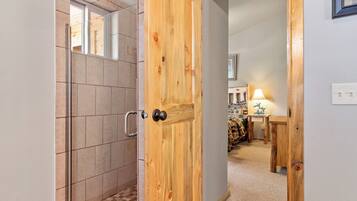 24 - Sunrise Cabin | Bathroom