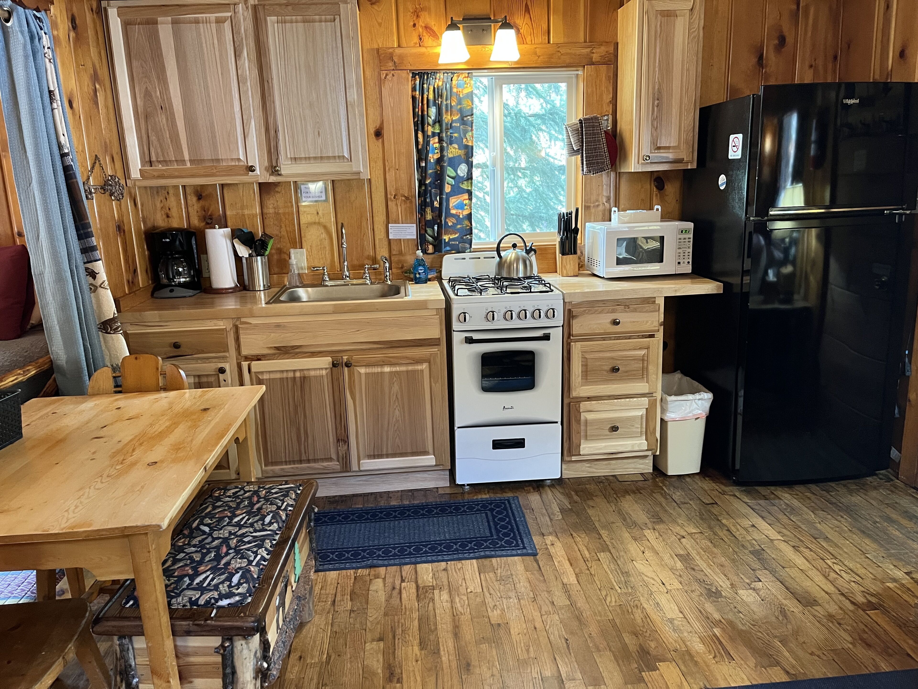 1 - fishermans cabin | private kitchen | full-sized fridge, microwave, coffee/tea maker, electric kettle