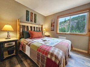 Family Cabin | Iron/ironing board, free WiFi, bed sheets - Pine Haven Resort (Estes Park)