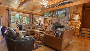 The Lodge | Zona de estar | Una televisión de pantalla plana