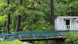 Un puente sobre un río caudaloso, con un edificio a la derecha.