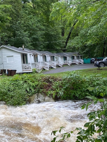 Exterior. Brookside Motel