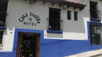 Vista frontal de la propiedad
