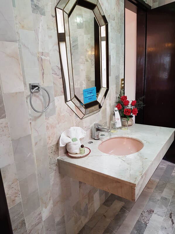 Bathroom sink - Real De Minas Inn Queretaro (Querétaro)