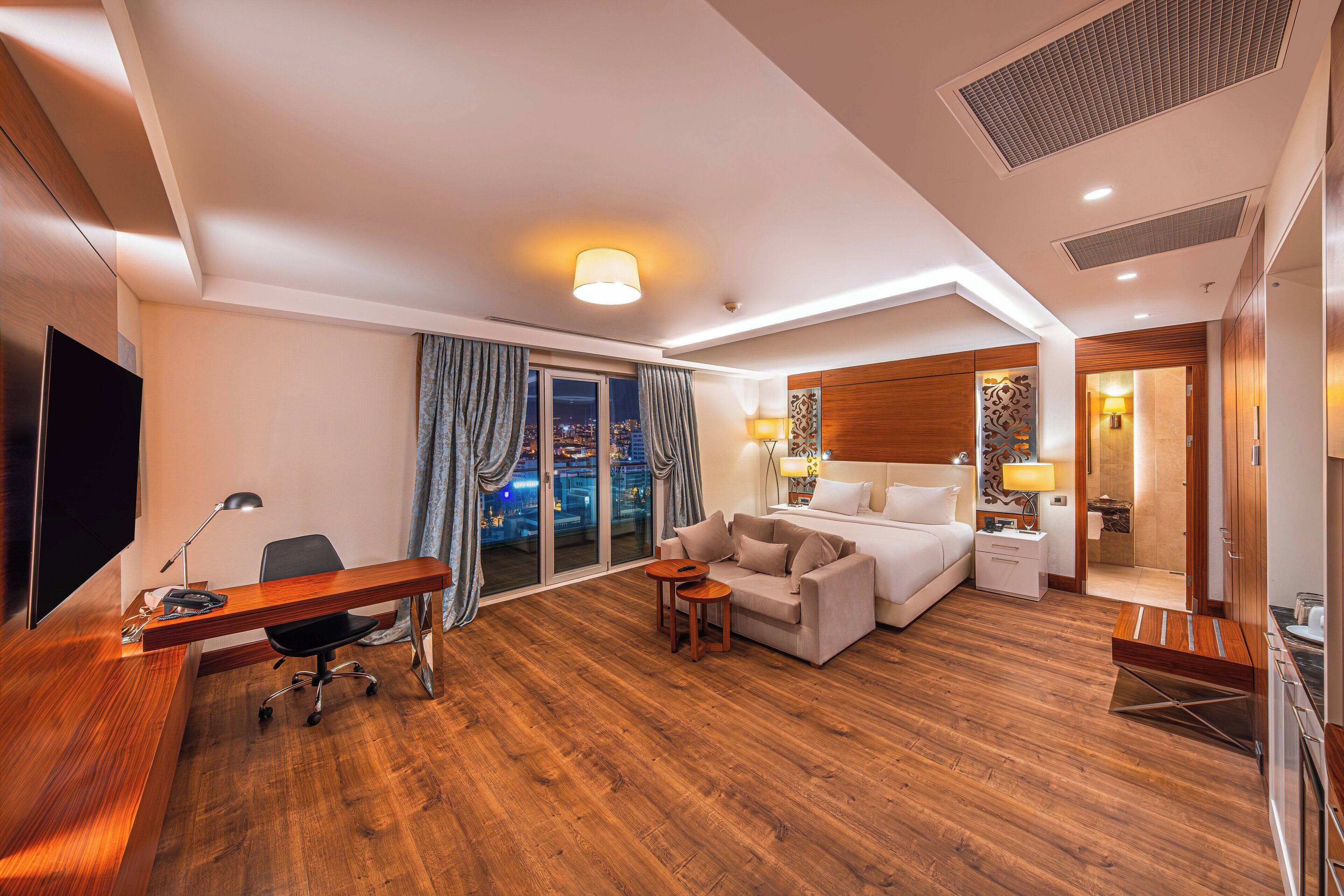 suite, 1 king bed, smoking, jetted tub | 1 bedroom, minibar, in-room safe, desk