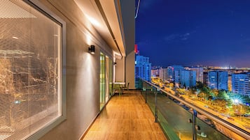 Suite, 1 King Bed, Smoking, Jetted Tub | Balcony