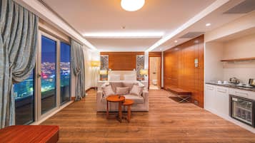 Suite, 1 cama de matrimonio grande, fumadores, bañera de hidromasaje | 1 dormitorio, minibar, caja fuerte y escritorio