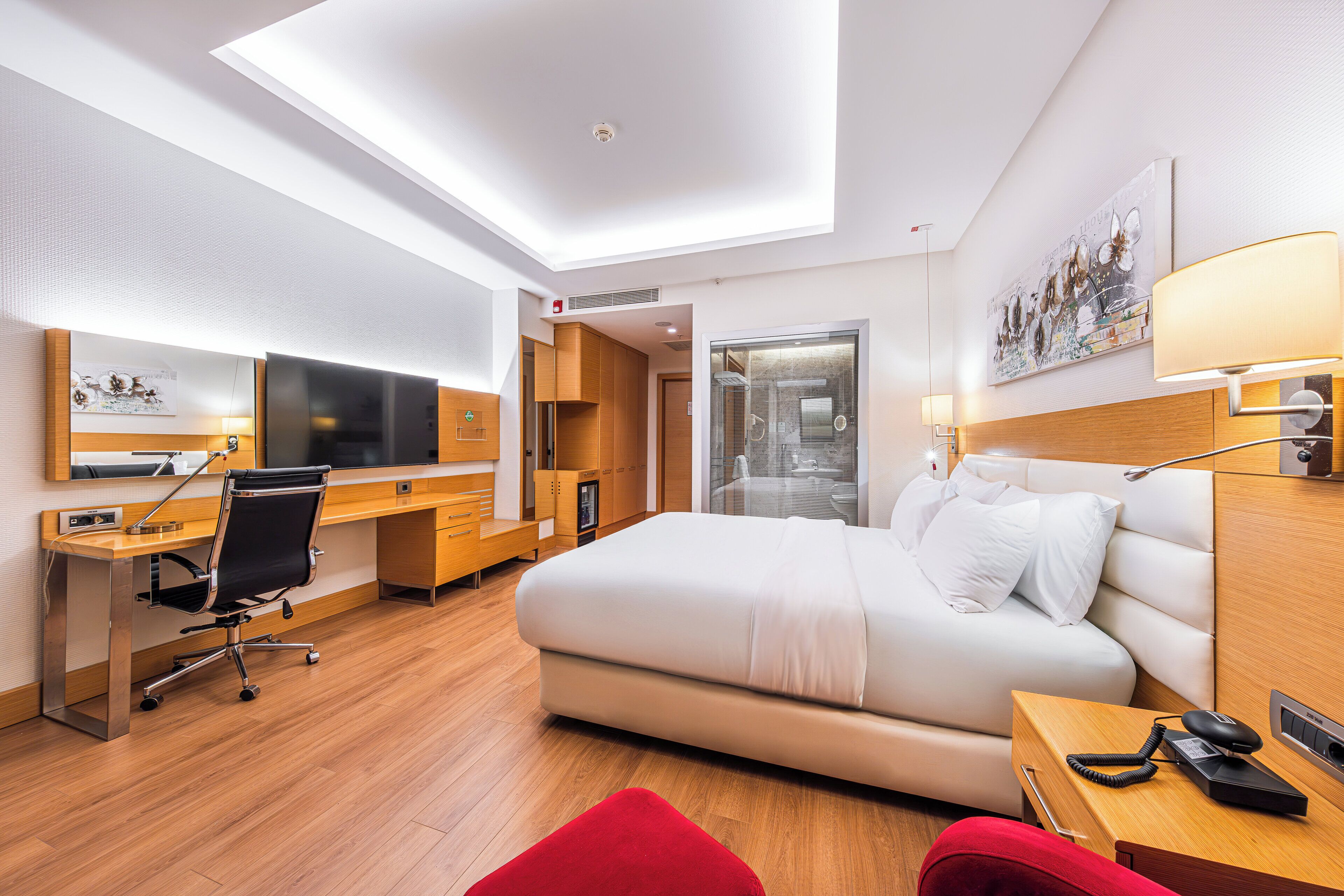 standard room, 1 king bed, accessible | 1 bedroom, minibar, in-room safe, desk